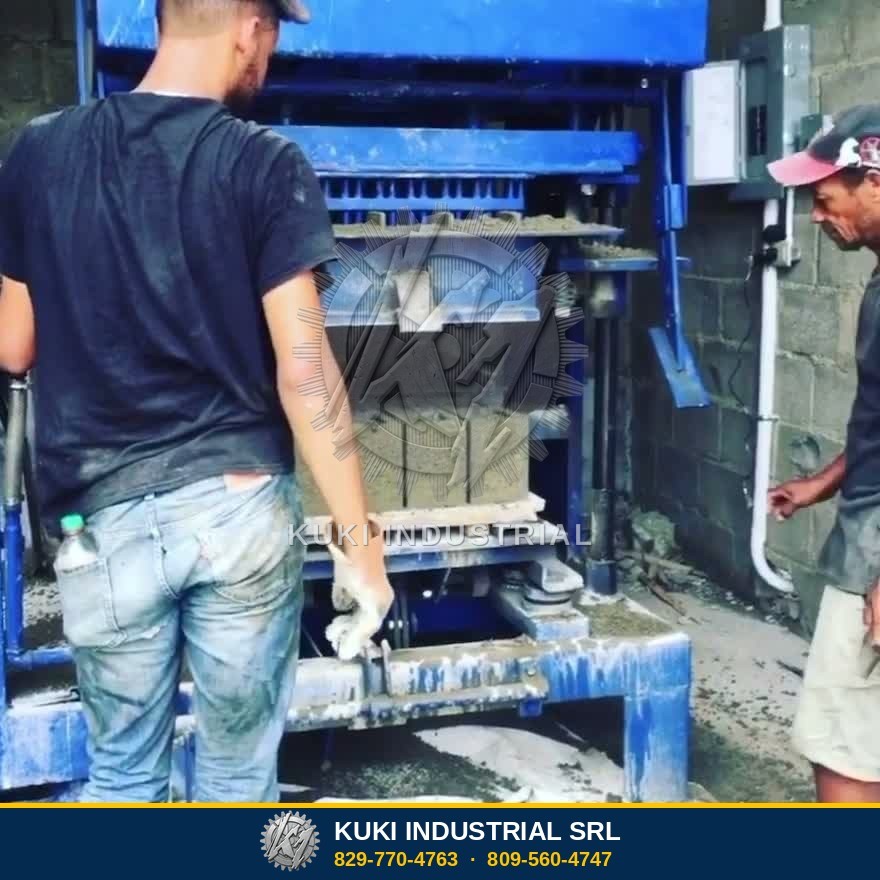 Máquina de blocks de Kuki Industrial trabajando