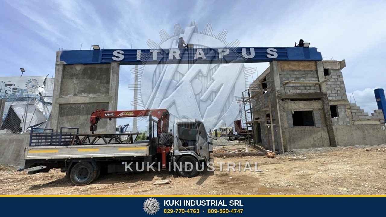 Pórtico metálico con el nombre SITRAPUS instalado en una obra