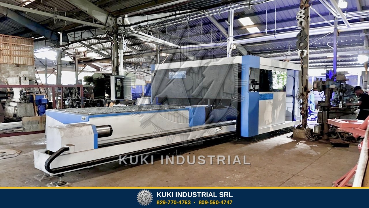 Máquina de corte láser CNC en el taller de Kuki Industrial